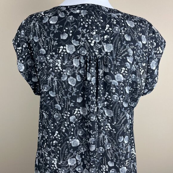 DR2 Cap Sleeve Blouse Size M Black Gray, Floral Print, V-Neck, Pleated Shoulders - Picture 6 of 9